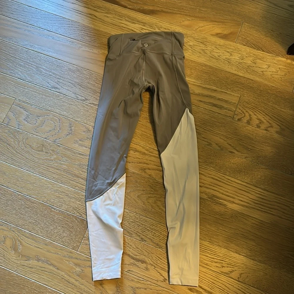 Lululemon size 4 legging in gray/white
